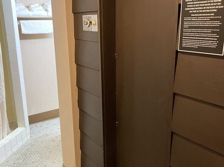 فندق Ramada By Wyndham Lethbridge