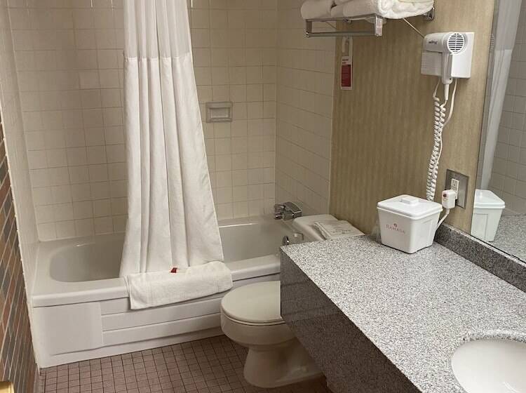 فندق Ramada By Wyndham Lethbridge