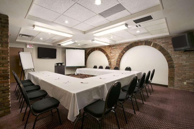 فندق Ramada By Wyndham Lethbridge