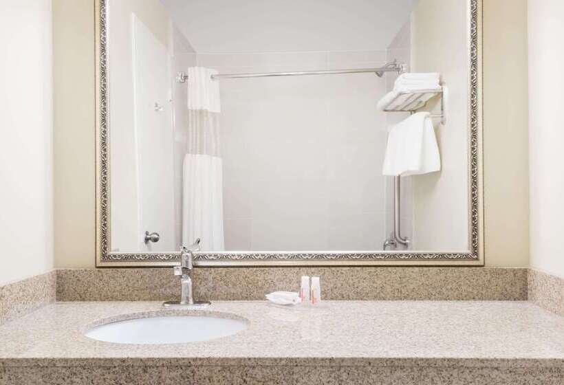 فندق Ramada By Wyndham London