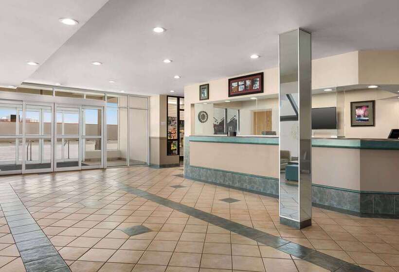هتل Ramada By Wyndham Niagara Falls Near The Falls