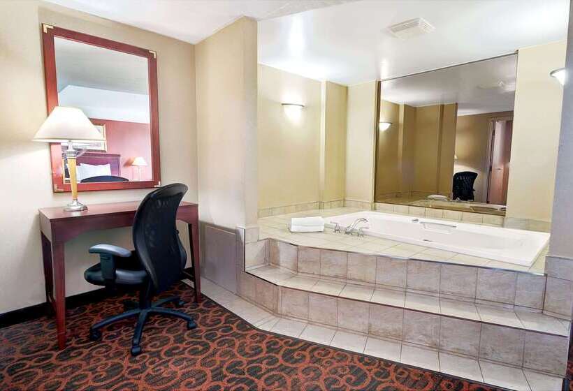 בית מלון כפרי Ramada By Wyndham Niagara Falls/fallsview