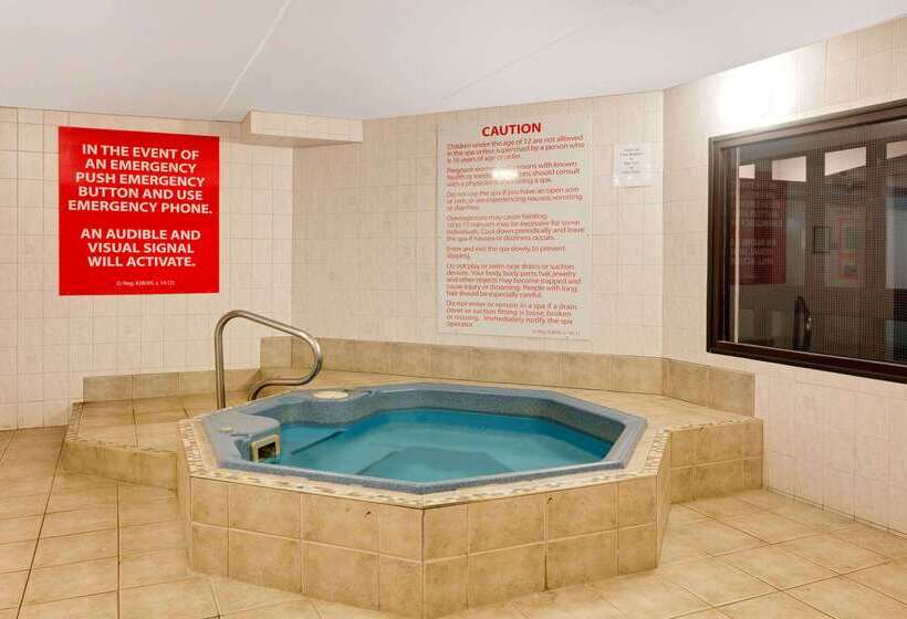 فندق Ramada By Wyndham Pinewood Park Resort North Bay