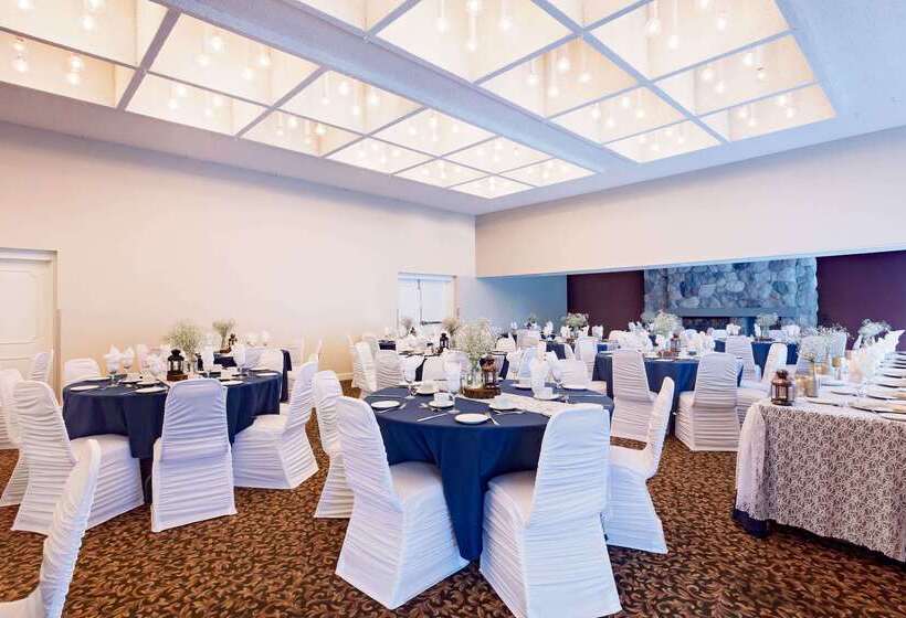 בית מלון כפרי Ramada By Wyndham Pinewood Park Resort North Bay