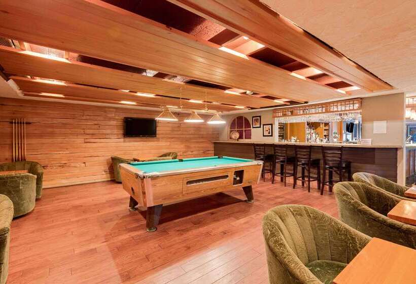 בית מלון כפרי Ramada By Wyndham Pinewood Park Resort North Bay