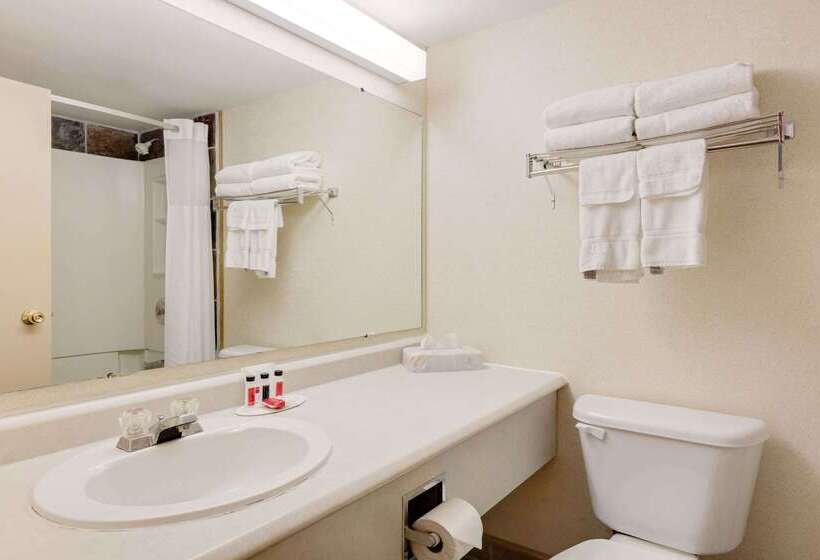 فندق Ramada By Wyndham Pinewood Park Resort North Bay