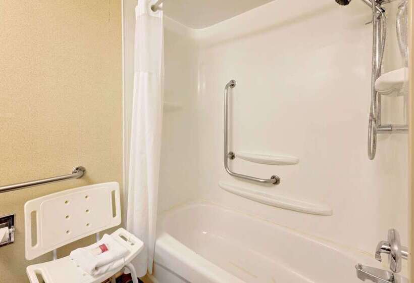 בית מלון כפרי Ramada By Wyndham Pinewood Park Resort North Bay