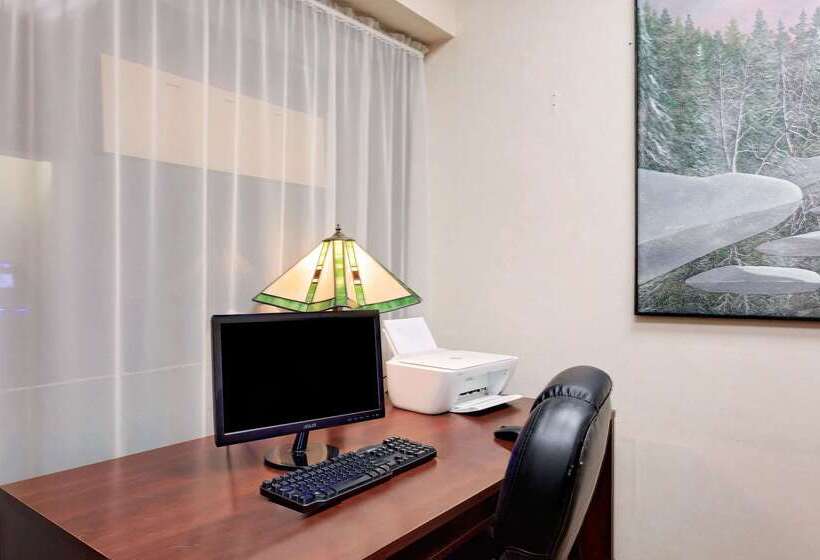 فندق Ramada By Wyndham Pinewood Park Resort North Bay