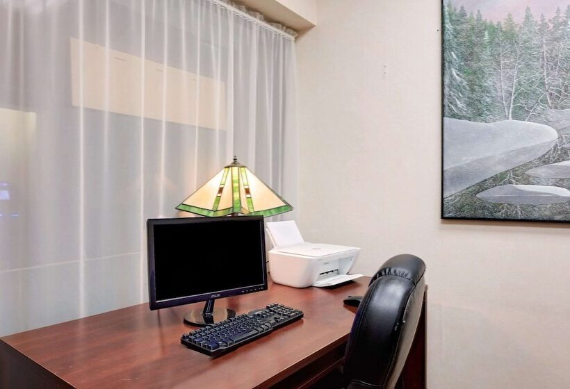 فندق Ramada By Wyndham Pinewood Park Resort North Bay