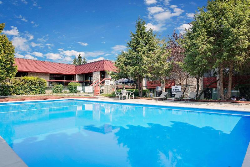 בית מלון כפרי Ramada By Wyndham Pinewood Park Resort North Bay