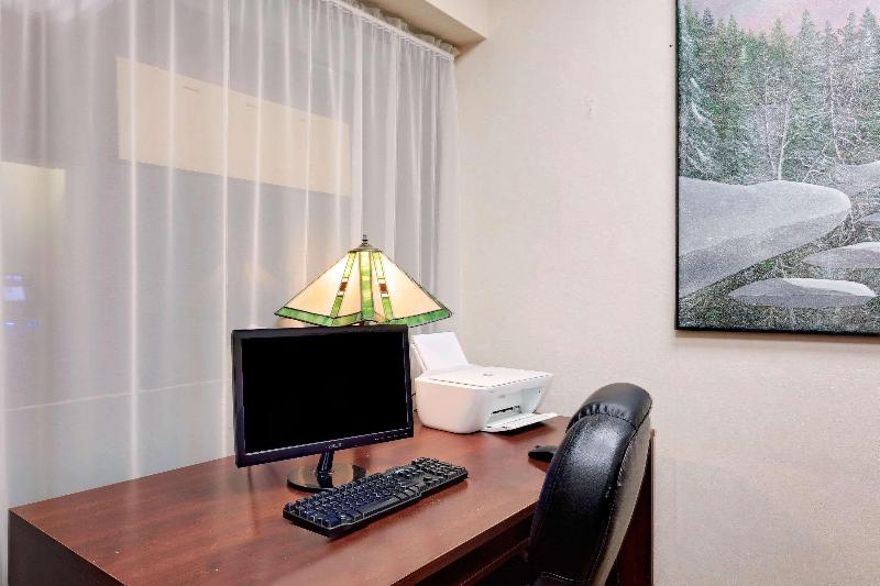 בית מלון כפרי Ramada By Wyndham Pinewood Park Resort North Bay