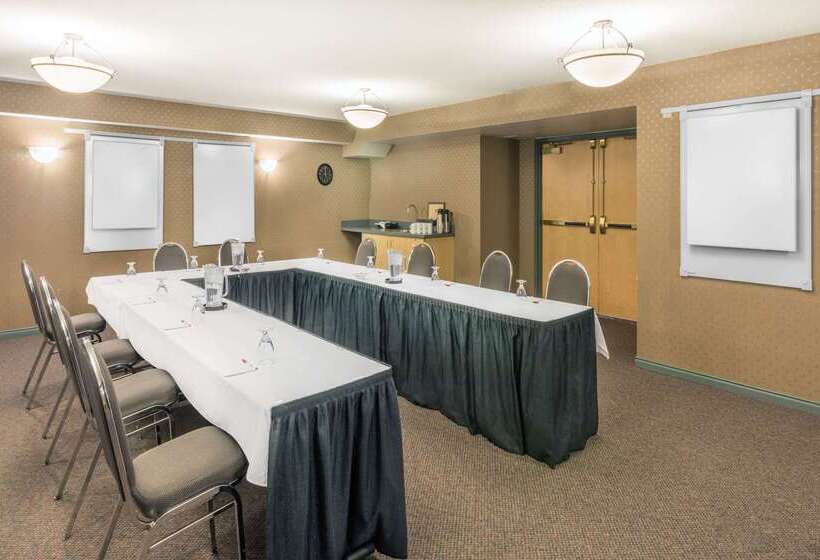 בית מלון כפרי Ramada Plaza By Wyndham Prince George