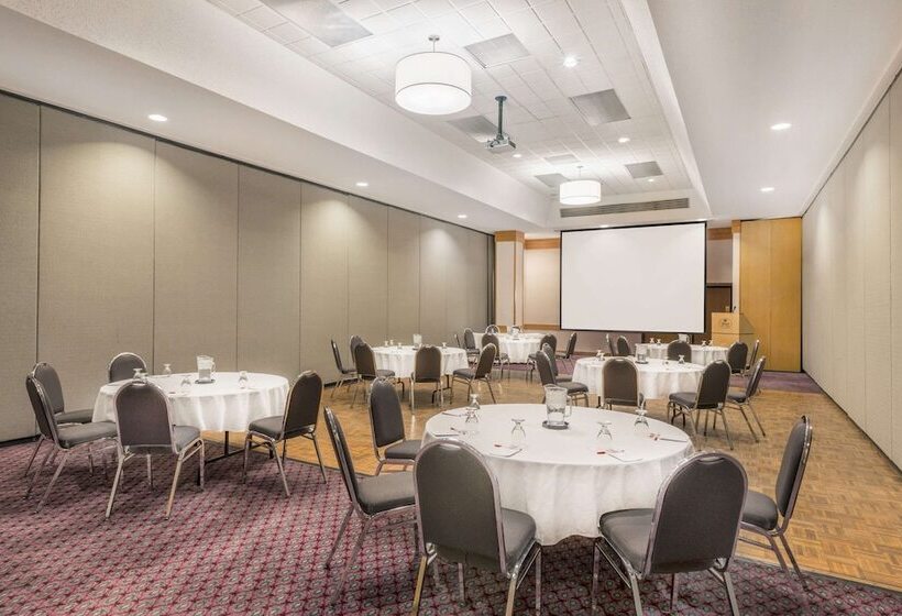 בית מלון כפרי Ramada Plaza By Wyndham Prince George