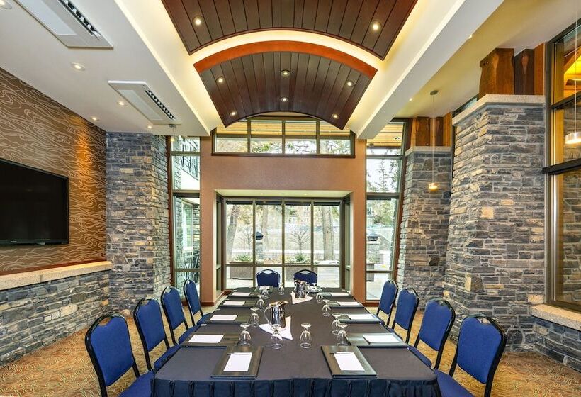 בית מלון כפרי Royal Canadian Lodge