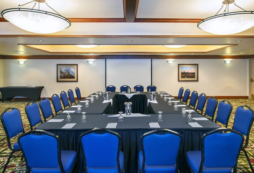 בית מלון כפרי Royal Canadian Lodge