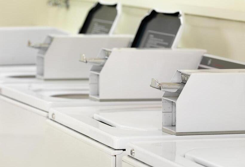 Royal Scot Hotel & Suites