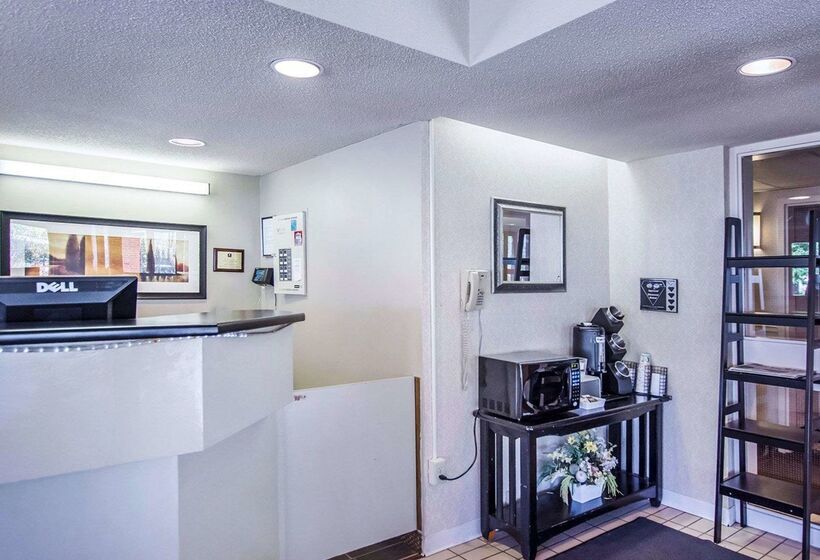 בית מלון כפרי Rodeway Inn