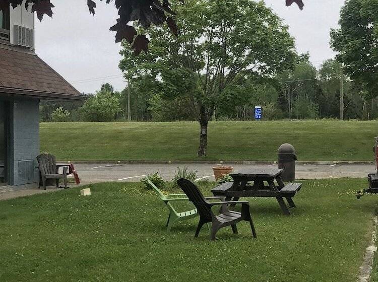 בית מלון כפרי Rodeway Inn