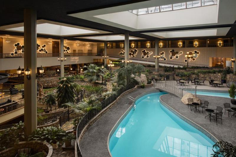 هتل Saskatoon Inn & Conference Centre