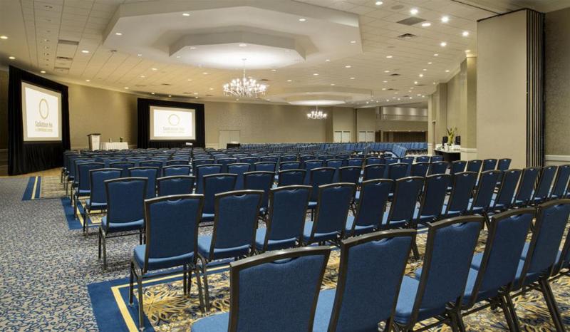هتل Saskatoon Inn & Conference Centre