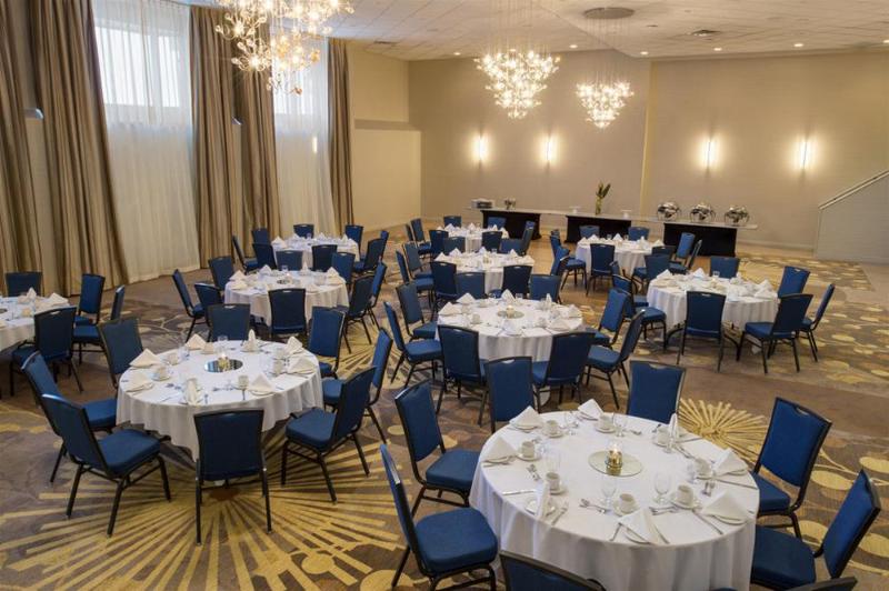 هتل Saskatoon Inn & Conference Centre