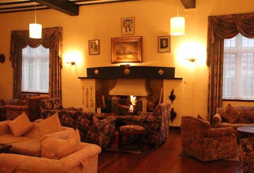 בית מלון כפרי The Hill Club