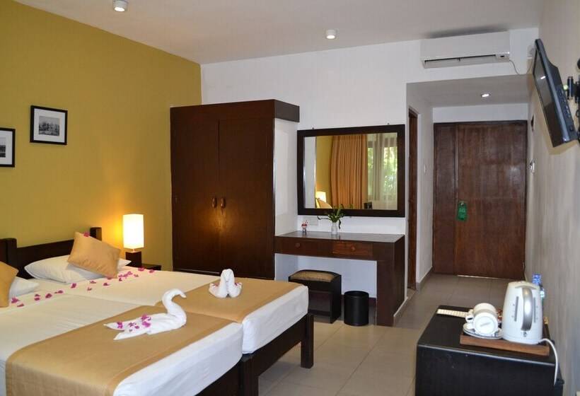 Отель The Lakeside At Nuwarawewa