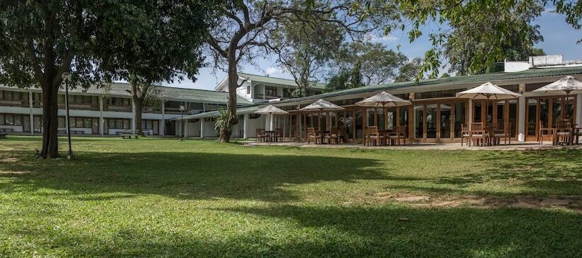 Отель The Lakeside At Nuwarawewa