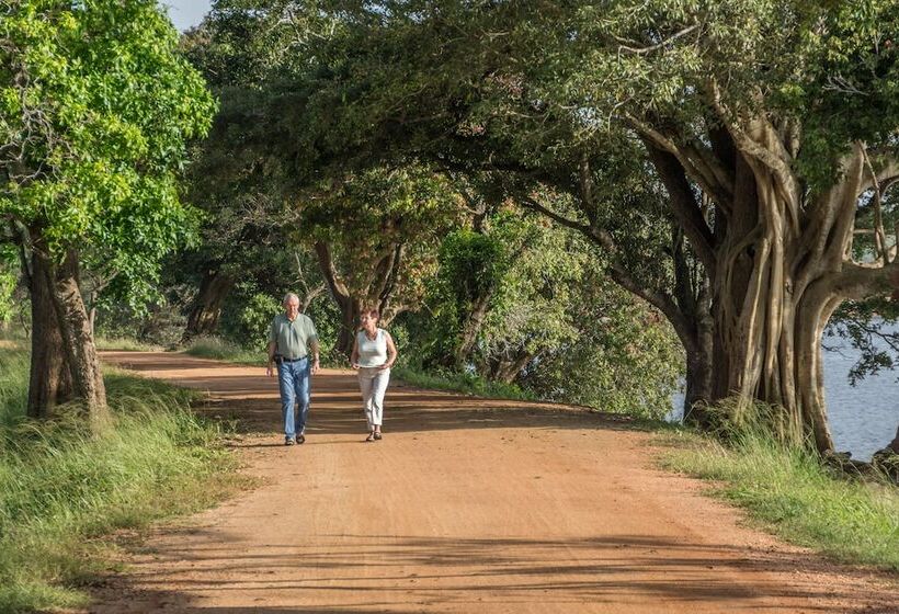 Отель The Lakeside At Nuwarawewa