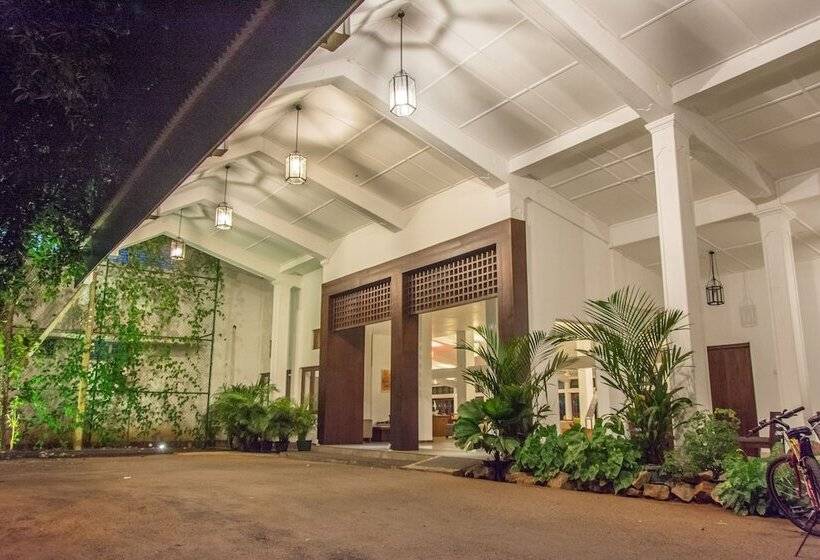 Отель The Lakeside At Nuwarawewa