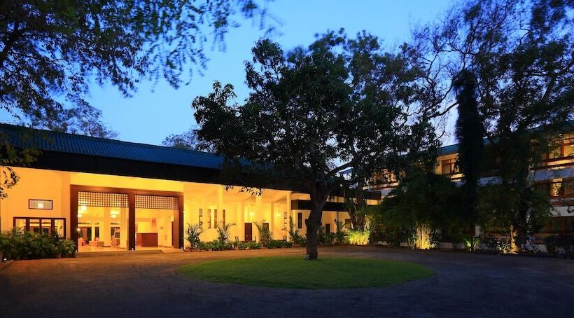 Отель The Lakeside At Nuwarawewa