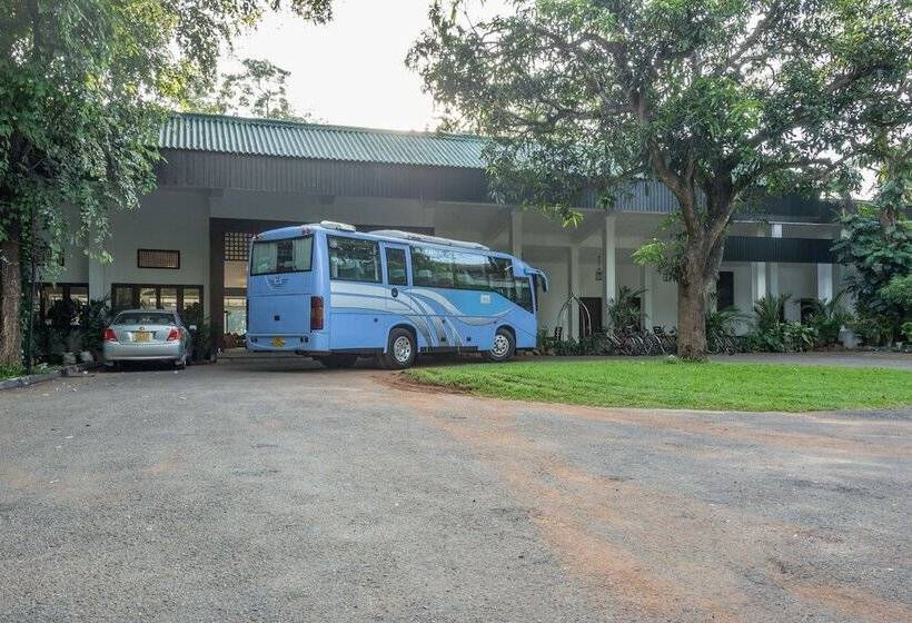 Отель The Lakeside At Nuwarawewa