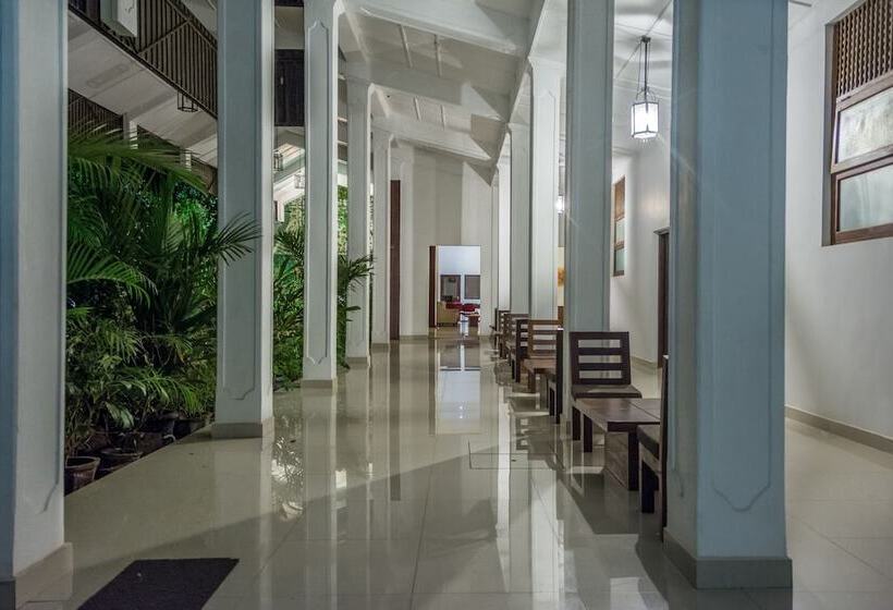 Отель The Lakeside At Nuwarawewa