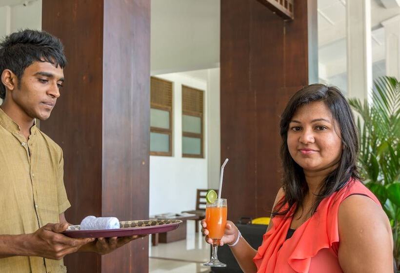 Отель The Lakeside At Nuwarawewa