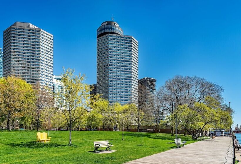 בית מלון כפרי The Westin Harbour Castle, Toronto