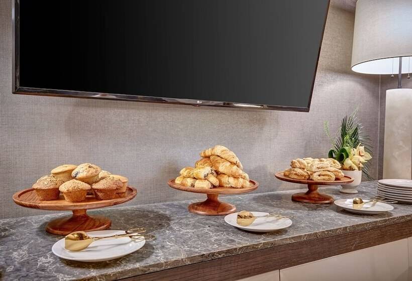 Отель Town Inn Suites