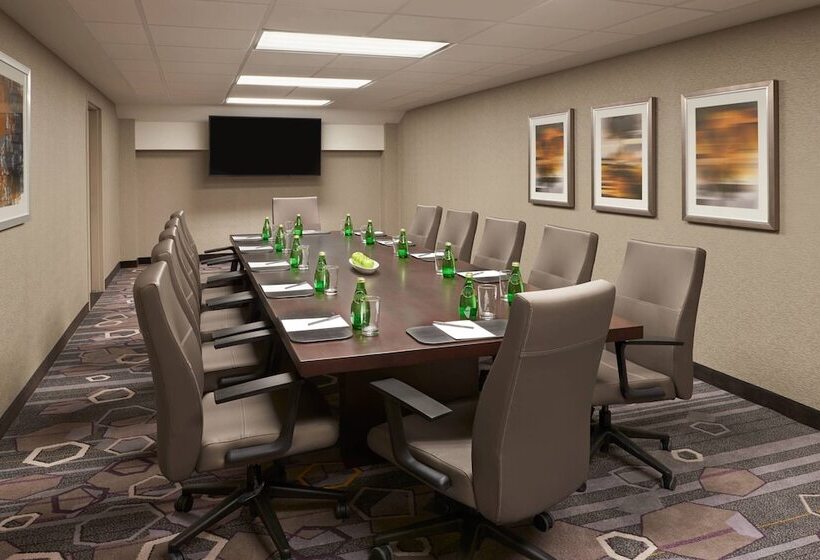 هتل Towneplace Suites By Marriott Oshawa