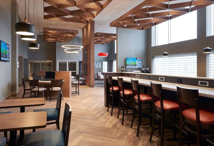 هتل Towneplace Suites By Marriott Oshawa