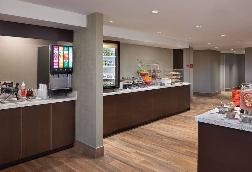 هتل Towneplace Suites By Marriott Oshawa