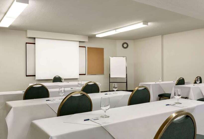 בית מלון כפרי Travelodge By Wyndham Kingston Lasalle