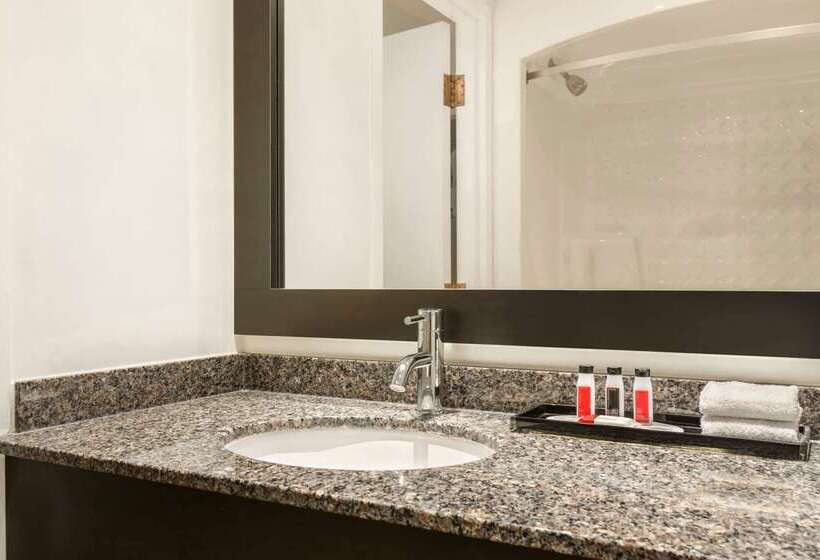 בית מלון כפרי Travelodge By Wyndham Kingston Lasalle