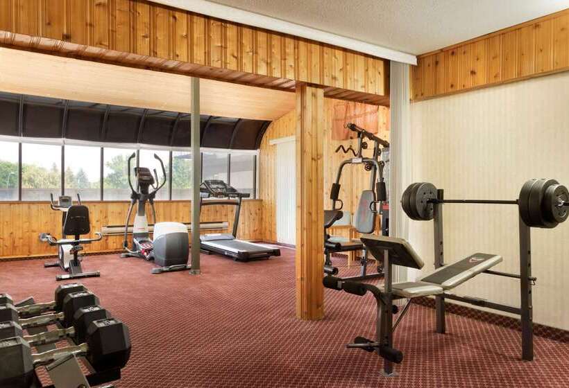 בית מלון כפרי Travelodge By Wyndham Lethbridge