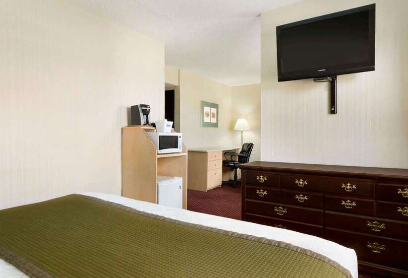 בית מלון כפרי Travelodge By Wyndham Lethbridge