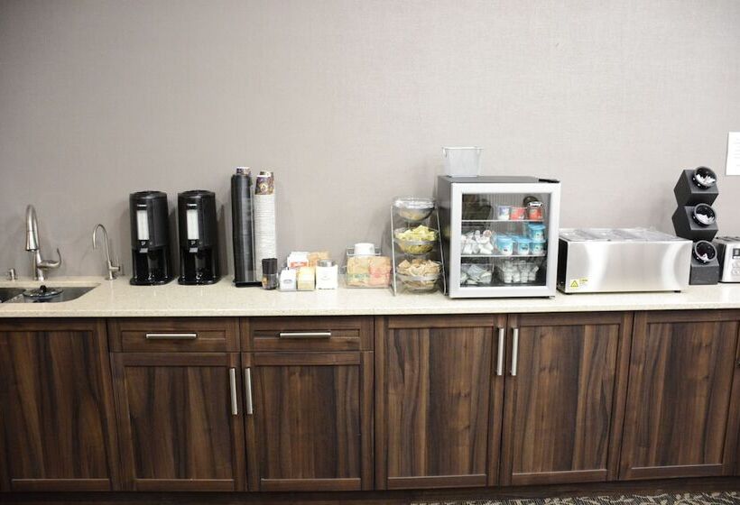 בית מלון כפרי Travelodge By Wyndham Lethbridge