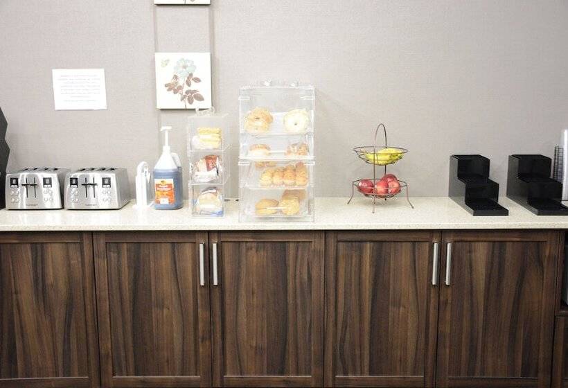 בית מלון כפרי Travelodge By Wyndham Lethbridge