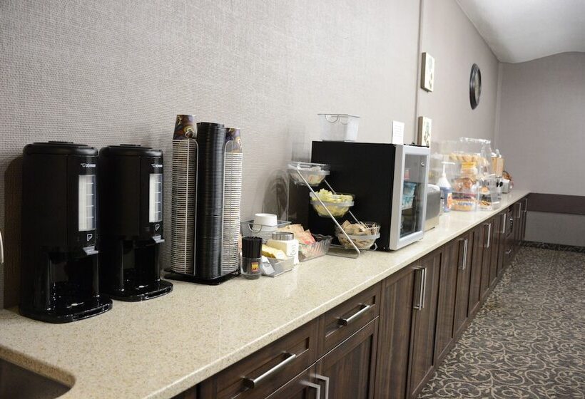 בית מלון כפרי Travelodge By Wyndham Lethbridge