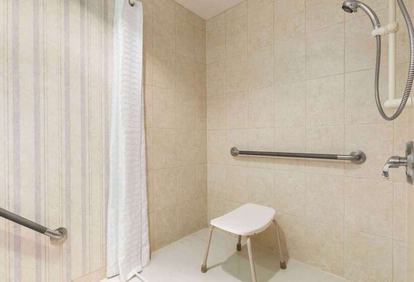 فندق Travelodge By Wyndham Lloydminster