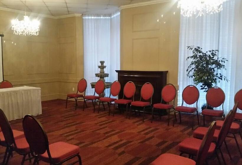 فندق Travelodge By Wyndham Lloydminster