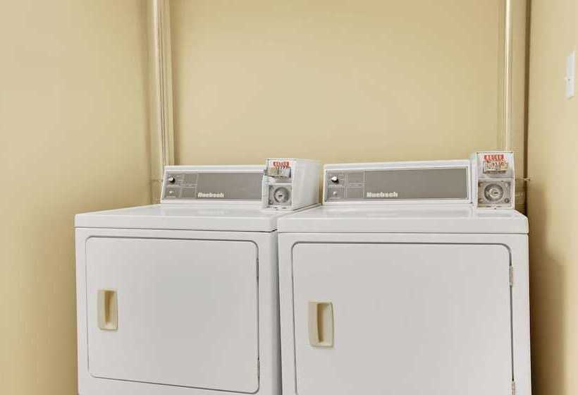 فندق Travelodge By Wyndham Lloydminster