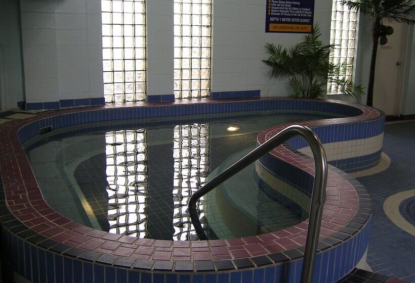 فندق Travelodge By Wyndham Lloydminster